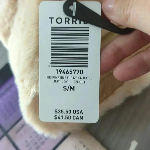 TORRID reversible fur/nylon bucket hat - Picture 5 of 6